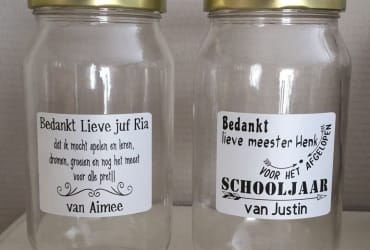 Glazen pot met sticker