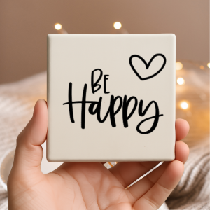 Vinyl sticker passend op een tegeltje van 10x10cm / Be happy (hartje)