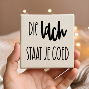 Vinyl sticker passend op een tegeltje van 10x10cm / Die lach staat je goed