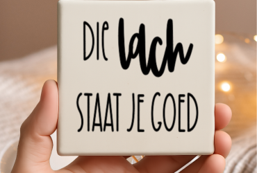 Vinyl sticker passend op een tegeltje van 10x10cm / Die lach staat je goed