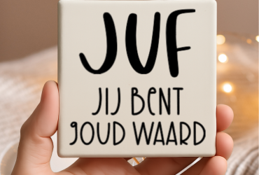 Vinyl sticker passend op een tegeltje van 10x10cm / Juf jij bent goud waard