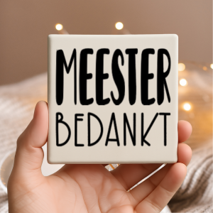 Vinyl sticker passend op een tegeltje van 10x10cm / Meester bedankt