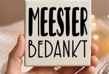 Vinyl sticker passend op een tegeltje van 10x10cm / Meester bedankt