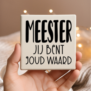 Vinyl sticker passend op een tegeltje van 10x10cm / Meester jij bent goud waard