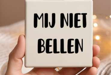 Vinyl sticker passend op een tegeltje van 10x10cm / Mij niet bellen