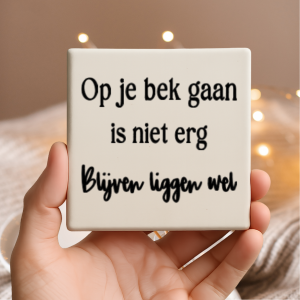 Vinyl sticker passend op een tegeltje van 10x10cm / Op je bek gaan is niet erg....