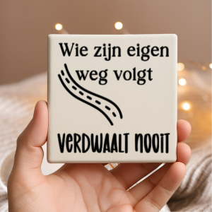 Vinyl sticker passend op een tegeltje van 10x10cm / Wie zijn eigen weg volgt