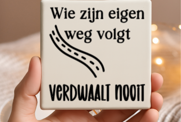 Vinyl sticker passend op een tegeltje van 10x10cm / Wie zijn eigen weg volgt
