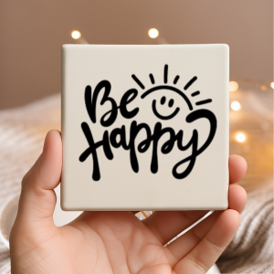 Vinyl sticker passend op een tegeltje van 10x10cm / Be happy (zonnetje)