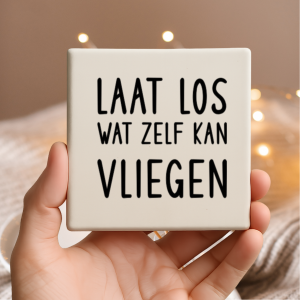 Vinyl sticker passend op een tegeltje van 10x10cm / Laat los wat zelf kan vliegen