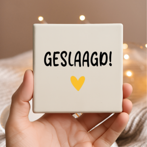 Vinyl sticker passend op een tegeltje van 10x10cm / Geslaagd